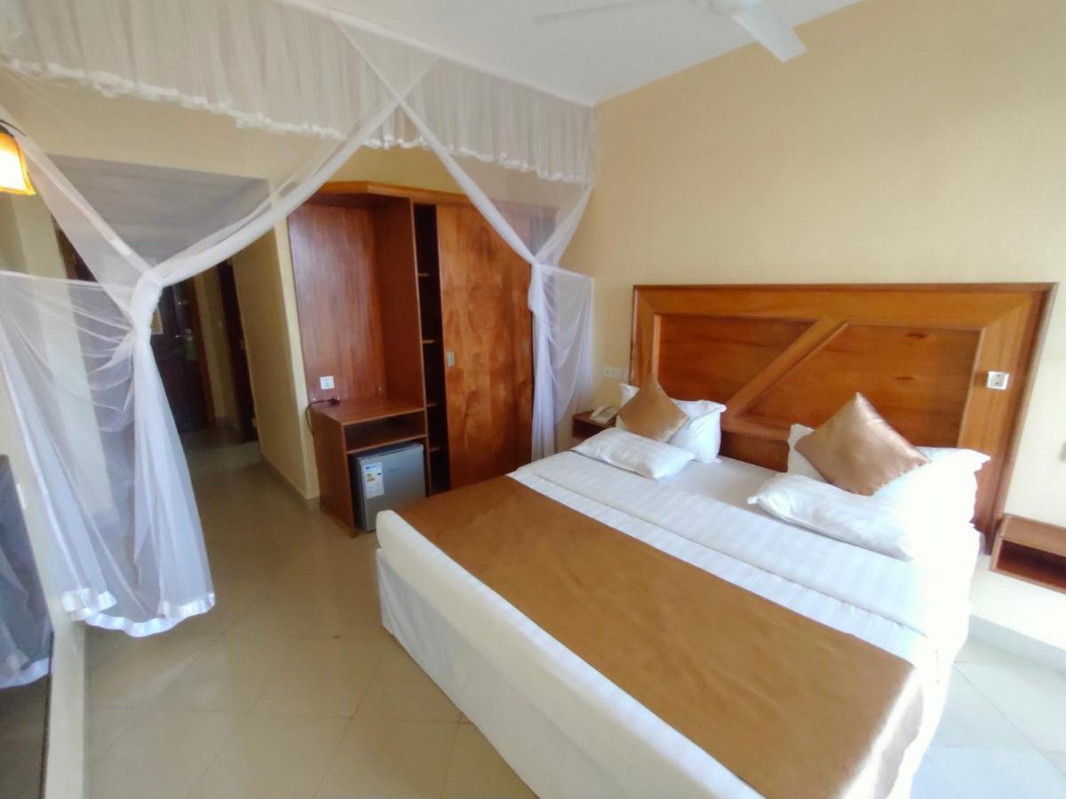 Pulickal Airport Hotel Entebbe Esterno foto